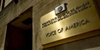 L’administration Trump a mis en congé samedi le personnel des radios Voice of America (VOA), Radio Free Asia et d’autres médias financés par des fonds américains, gelant brutalement les activités d’organes considérés comme des contrepoids démocratiques dans des pays comme la Chine et la Russie.