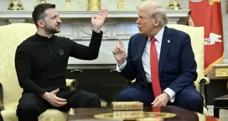 Donald Trump ne fait pas de cadeaux. Les Européens qui ont multiplié depuis vendredi les efforts pour recoller les morceaux entre Washington et le président ukrainien, se sont heurtés à un mur. Un milliard de dollars d’équipement militaire déjà approuvés pour l’Ukraine ont été gelés hier, un geste sans précédent à cette ampleur.