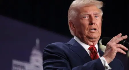 Etats-Unis | Présidentielle 2028 : la cote de Donald Trump monte chez les bookmakers La cote de Donald Trump est remontée sensiblement lundi chez les bookmakers dans l'optique du scrutin présidentiel américain de 2028, au lendemain de déclarations du chef de l'État sur un possible troisième mandat. «Je ne blague pas», a assuré dimanche l'ancien promoteur immobilier sur NBC au sujet d'un éventuel troisième tour de piste. «Il y a des méthodes pour faire ça.»