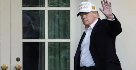 Donald Trump a accusé lundi 28 avril 2025 plusieurs médias américains d'être «malades» et affirmé qu'ils devraient faire l'objet d'une enquête pour «fraude électorale» après la publication de plusieurs sondages défavorables envers sa politique. «Ils sont malades, n'écrivent presque que des articles négatifs à mon sujet, peu importe à quel point je me débrouille bien (...) et sont vraiment les ennemis du peuple», a-t-il affirmé sur son réseau Truth Social.