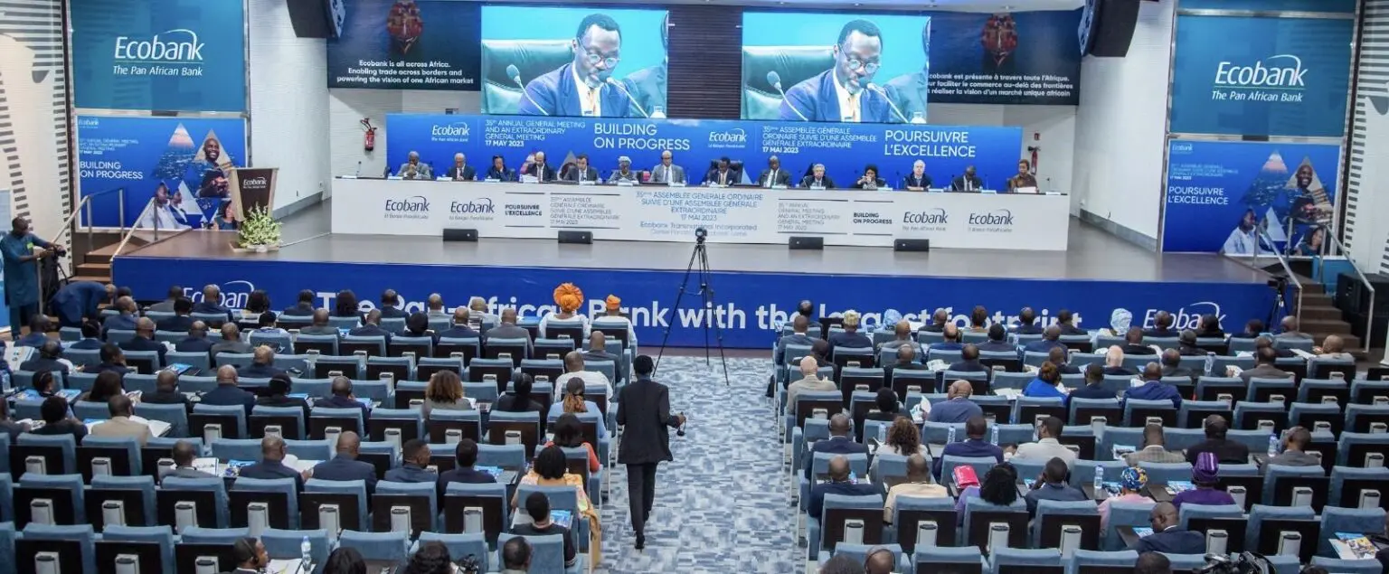 Les actionnaires d’Ecobank Côte d’Ivoire peuvent ressortir leur calculette avec le sourire. 804 FCFA brut par action. C’est le montant du dividende qui leur sera versé au titre de l’exercice 2024, en hausse de 21,8% par rapport à l’année précédente. Une générosité assumée, qui propulse la filiale ivoirienne du groupe bancaire panafricain dans le peloton de tête des valeurs de rendement de la BRVM. Le signal est sans équivoque : dans un environnement ouest-africain où la volatilité n’a pas dit son dernier mot, la croissance d’Ecobank CI est rentable, durable… et redistribuée.