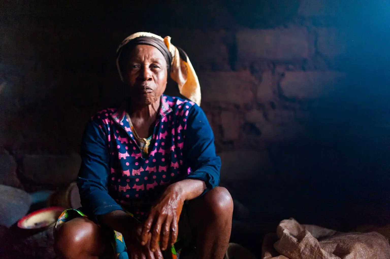 Présente dans au moins 30 pays à travers le monde, cette pratique ancestrale est principalement concentrée en Afrique subsaharienne, au Moyen-Orient et dans certaines régions d’Asie. Selon l’Organisation Mondiale de la Santé (OMS), plus de 200 millions de femmes ont été victimes d’une forme de mutilation génitale. Chaque année, 3 millions de filles supplémentaires sont exposées à ce risque, parfois dès leur plus jeune âge. L’excision consiste en l’ablation partielle ou totale du clitoris, et parfois des petites lèvres. Elle est souvent pratiquée sans anesthésie, avec des instruments rudimentaires et dans des conditions d’hygiène précaires. Les motivations varient d’un contexte à l’autre : préserver la virginité, garantir la fidélité, respecter la tradition ou satisfaire des injonctions culturelles de pureté. Mais ces justifications ne tiennent pas face aux séquelles.