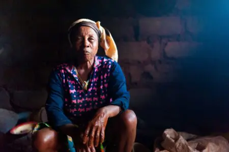 Présente dans au moins 30 pays à travers le monde, cette pratique ancestrale est principalement concentrée en Afrique subsaharienne, au Moyen-Orient et dans certaines régions d’Asie. Selon l’Organisation Mondiale de la Santé (OMS), plus de 200 millions de femmes ont été victimes d’une forme de mutilation génitale. Chaque année, 3 millions de filles supplémentaires sont exposées à ce risque, parfois dès leur plus jeune âge. L’excision consiste en l’ablation partielle ou totale du clitoris, et parfois des petites lèvres. Elle est souvent pratiquée sans anesthésie, avec des instruments rudimentaires et dans des conditions d’hygiène précaires. Les motivations varient d’un contexte à l’autre : préserver la virginité, garantir la fidélité, respecter la tradition ou satisfaire des injonctions culturelles de pureté. Mais ces justifications ne tiennent pas face aux séquelles.