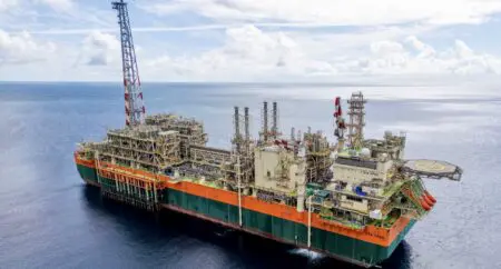 Le fait que bp ait annoncé pourtant que le puits concerné est «en réparation» n’a pas rassuré complètement ceux qui commencent à douter sur le véritable impact socio-économique de l’énorme gisement gazier découvert au large du Sénégal et de la Mauritanie. Ce scepticisme ne vient pas uniquement du fait qu’un ancien ministre mauritanien de l’Economie et des Finances, fin connaisseur du domaine, ait déclaré que les retombées de l’exploitation de GTA ne sont pas attendues sur le court et moyen termes, mais parce que tout problème qui surgit au moment de la mise en exploitation du gaz va être inscrit au registre des charges et amoindrir, du coup, ce que la Mauritanie et le Sénégal sont en droit d’attendre comme retombées financières au terme d’accords mal négociés au départ, estiment des experts indépendants des deux pays.