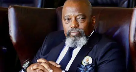 Dans un communiqué du ministère congolais de la Justice, l’ex-chef de l’Etat est accusé de participer directement à l’agression menée contre la RDC par les rebelles de l’Alliance du fleuve Congo (AFC)/M23, soutenus par le Rwanda. Cette décision intervient alors que plusieurs médias ont rapporté l’arrivée de Joseph Kabila à Goma en provenance du Rwanda, information confirmée par le ministre de l’Intérieur, Jacquemain Shabani Lukoo et certains proches de Kabila sous couvert d’anonymat. Le ministre de l’Intérieur de la RDC parle d’un «choix délibéré de rentrer au pays par la ville de Goma sous contrôle de l’ennemi qui assure curieusement sa sécurité.»