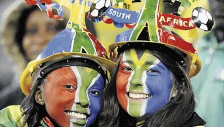 Un tableau éloigné des persécutions à l'encontre de ces Blancs évoquées aux Etats-Unis, où le président Donald Trump a annoncé en février offrir à la minorité afrikaner le statut de réfugié. Des panneaux en afrikaans affichent les mets traditionnels à la vente: beignets tressés "koeksister", porridge "melkkos" saupoudré de cannelle, bandes de viande séchée "biltong."