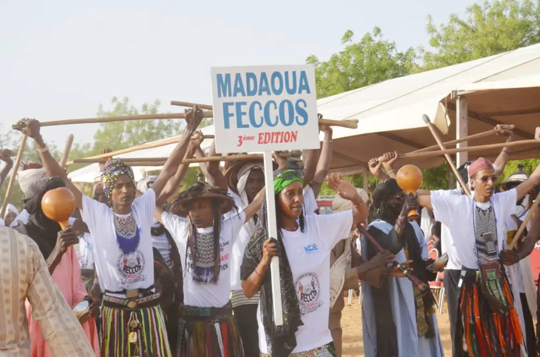 Niger | Diversité ethnique et culturelle : la 3e édition du Festival de la concorde et de la cohésion sociale rassemble Brassage des communautés rurales, communion entre agriculteurs et éleveurs, promotion de la fraternité et de renforcement de la cohésion sociale. La 3e édition du Festival de la Concorde et de la Cohésion Sociale ne pouvait mieux exprimer les valeurs culturelles en offrant pareille occasion à des festivaliers venus des différentes contrées du pays pour perpétuer des pratiques traditionnelles. Pour le promoteur, Moustapha Kadi, le FECCOS est un rassemblement culturel, grandeur nature et la communauté Peuhle est la principale bénéficiaire de cette 3e édition célébrant le Sharo : sport populaire qui véhicule les valeurs de générosité, de bravoure, de magnanimité à travers l’observance des règles de discipline et de justice qu’exige le code moral de la société Peule à savoir le Pulaaku. Il s’agit d’un sport traditionnel qui relève du pouvoir mystique, du culte de l’esthétique, de poèmes dits Kiraris. Mais il a été, tout de même, abandonné à son sort.