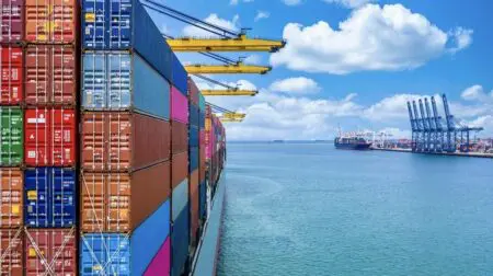 La position de l’actuel président des États-Unis, Donald Trump, sur le commerce international est souvent qualifiée de protectionniste, mais son message de fond exprime une volonté de rééquilibrer les échanges mondiaux. Il considère que de nombreux pays abusent des avantages commerciaux tout en imposant des barrières aux produits américains. Pour lui, les États-Unis doivent défendre leurs intérêts avec fermeté dans un système où d’autres ne jouent pas toujours selon les règles.