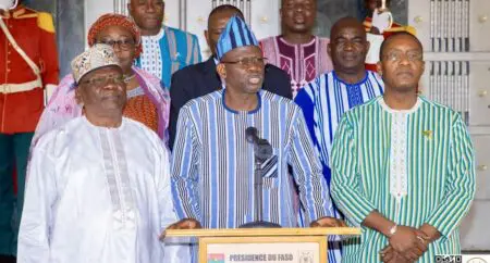 Les ministres en charge de l’Industrie et du Commerce du Burkina Faso, du Mali et du Niger entendent aller vite et bien dans le processus d’intégration régionale au sein de la Confédération des États du Sahel (AES). Pour y arriver, ils ont pris l’option de miser sur l’investissement dans les secteurs stratégiques de l’industrie, des infrastructures et l’amélioration du climat des affaires. Au terme de leur réunion, tenue le 10 avril 2025, à Ouagadougou, les ministres Serge Poda du Burkina Faso, Alassane Diallo du Mali et Seydou Asman du Niger, en présence ainsi que des représentants du secteur privé, ont acté d’importantes décisions dont la concrétisation devrait permettre de poser «les bases d’un espace régional intégré, prospère et souverain», a relevé le Premier ministre burkinabè, Rimtallba Jean Emmanuel Ouédraogo.