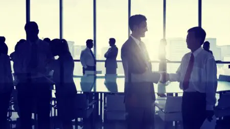 Trop souvent, les employés se livrent à des commérages internes, chacun cherchant à se rapprocher du patron au lieu de se concentrer sur les objectifs communs. L’excellence devient rare, et peu s'engagent à aller au-delà des attentes. Certains croient contribuer alors que leur impact réel est nul, voire nuisible. D’autres ne viennent que pour chercher leur propre intérêt, travaillant parfois inconsciemment contre l’entreprise.