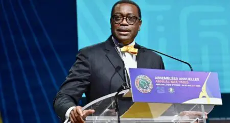 "On ne vit pas sans se dire adieu…sans abandonner pour aller plus loin…" Cet extrait de la mélodie chantée par Mireille Mathieu illustre parfaitement l’histoire d’amour entre la BAD et ce personnage haut en couleur qu’est Akinwumi Adesina qui, pendant une décennie, a donné le meilleur de lui-même pour «hisser la Banque à un niveau supérieur et d’avoir un impact sans précédent.»