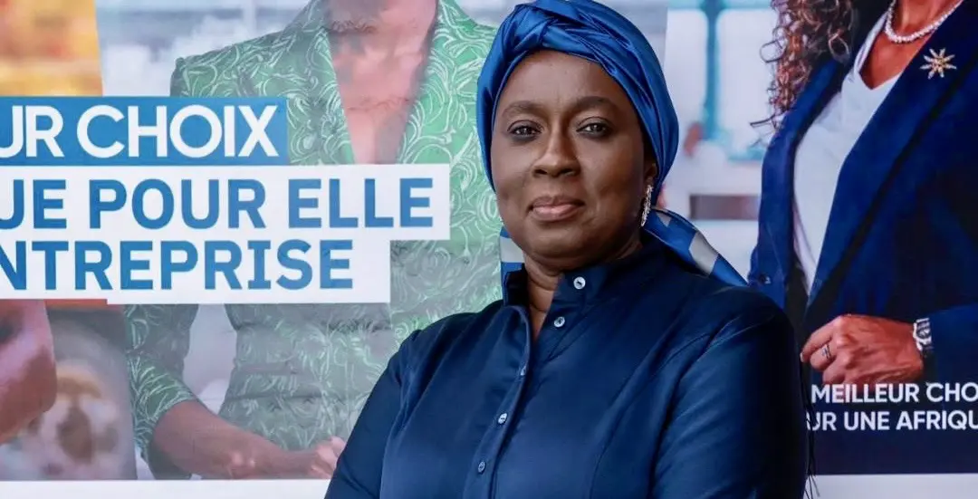Assietou Thiam Diakhaté : Ellever est une initiative stratégique du groupe Ecobank, conçue avec les femmes et pour les femmes. Il s’agit d’une offre complète, pensée pour répondre aux besoins des entrepreneures, quel que soit leur statut ou le degré de maturité de leur activité. L’objectif est clair : favoriser leur intégration dans l’économie formelle à travers un accompagnement structuré autour de trois leviers clés : l’accès au financement, le renforcement de capacité et l’accès au marché.