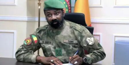 Faut-il rappeler que ce pays de l’Afrique compte quelque 300 partis politiques recensés. C’est un tournant, assurément, que le régime militaire en place vient d’effectuer avec cette décision politique. Avant cette interdiction, les autorités avaient déjà abrogé la Charte des partis, qui définissait les bases juridiques, morales et organisationnelles des formations politiques, encadrant leur création, leur fonctionnement et leur financement.