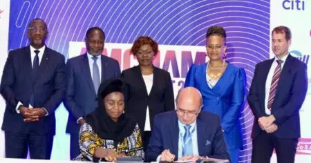 Ainsi, trois protocoles d’accords ont été signés en marge d’un sommet des entreprises de la Chambre de Commerce américaine à Abidjan, événement placé sous le thème «renforcer le partenariat commercial des USA avec l’Afrique", selon le ministère ivoirien des Mines, du Pétrole et de l’Energie, cité par la presse locale. Ces partenariats peuvent déboucher sur "près de 4.000 milliards de francs CFA, soit près de 7 milliards de dollars US d'investissements", a déclaré à cette occasion, Mamadou Sangafowa Coulibaly, ministre ivoirien des Mines, du pétrole et de l'énergie.