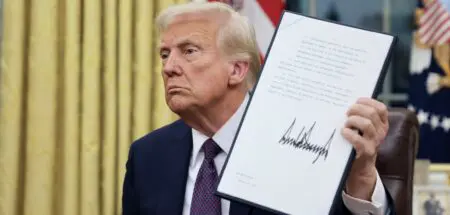 La suppression de la contribution américaine au Fonds africain de développement (FAD), soit 555 millions de dollars, pourrait hypothéquer certains projets. Ce guichet de prêts concessionnels du groupe de la Banque africaine de développement (BAD) avait pourtant bénéficié d’un engagement de 568 millions de dollars de la part des Etats-Unis lors de sa dernière reconstitution en 2022. Si cet arrêt n’est pas de nature à compromettre le fonctionnement du FAD dans l’immédiat, il envoie néanmoins un signal en droite ligne avec «America First», le slogan de campagne de Donald Trump : Washington n’a plus les mêmes priorités à l’international.