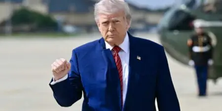 Le chef du Département d’Etat enjoint les ambassades et consulats américains de geler les demandes en attente, sans préciser combien de temps cela durera. Selon Donald Trump, «l'objectif est de s’assurer que les étudiants étrangers n’importent aux Etats-Unis des idéologies ou des activités qui menacent la sécurité nationale» sans en détailler les critères