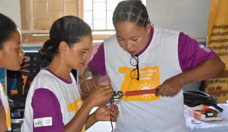 L’entreprise We Light, acteur majeur des mini-réseaux et de l’électrification rurale à Madagascar et en Afrique subsaharienne et BNI Madagascar, premier réseau bancaire du pays, ont conclu un accord stratégique pour soutenir l’électrification rurale par les énergies renouvelables. Une opération inédite pensée pour accélérer les investissements dans les zones isolées du pays.