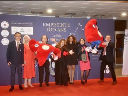 Tout au long de l’histoire de l’humanité, l’artiste a joué un rôle central dans la vie sociale des communautés humaines. Sans entrer dans le débat sur ce qui est beau et ce qui ne l’est pas, laissons-nous guider par le sensible et la réflexion sans ériger en valeurs éternelles ce qui est provisoire.