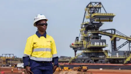 En effet, EGA est en conflit avec le gouvernement guinéen depuis octobre 2024, date à laquelle ses exportations de bauxite et ses activités minières ont été suspendues par les autorités. Il y a deux semaines, l’agence Reuters avait rapporté que Conakry avait lancé une procédure visant à retirer la licence d'exploitation minière à EGA, faute de construction d'une raffinerie d'alumine, comme l’exige le nouveau cahier des charges aux investisseurs dans le secteur minier.