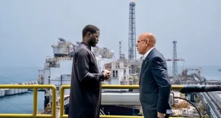 Les deux chefs d’Etat ont effectué ce jeudi 22 mai une visite conjointe sur la plateforme gazière offshore du projet Grand Tortue Ahmeyim (GTA), située à une dizaine de kilomètres au large des côtes sénégalo-mauritaniennes. Ce déplacement symbolique met en lumière l’ambition commune des deux nations de devenir des acteurs majeurs du marché mondial du gaz naturel liquéfié (GNL).