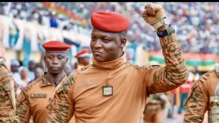 Dans une interview accordée au média russe Sputnik et diffusée lundi soir sur les ondes de la Radiodiffusion Télévision du Burkina (RTB), le président burkinabè n’a pas mâché ses mots. Il a dénoncé des propos "mensongers" et exigé des excuses publiques de la part du général américain. "Ça fait très mal de voir un Noir qu'on utilise pour combattre un Noir", a-t-il déclaré, dénonçant une instrumentalisation jugée "dangereuse." Ibrahim Traoré a estimé que Michael Langley devait "avoir honte", "demander pardon" et "démentir publiquement ses propos." Selon lui, ces déclarations relèvent d’une tentative de manipulation qui, affirme-t-il, ne trompe plus la jeunesse africaine.