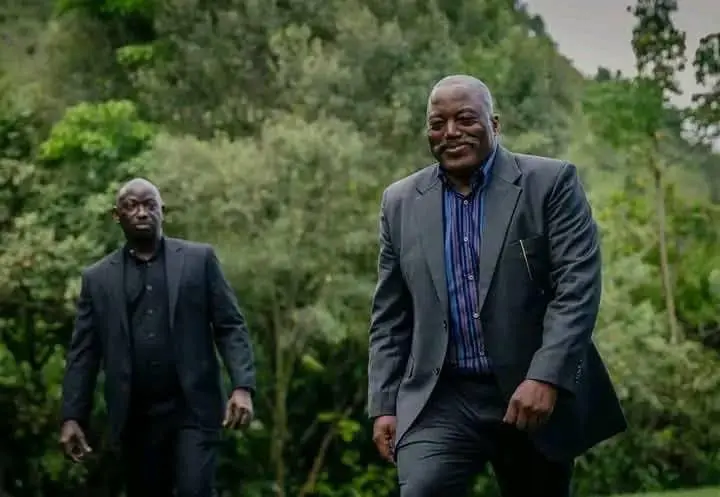 Après des mois de provocations verbales, d'accusations publiques — parfois sans preuves — à l’encontre de Kabila, de sa famille biologique et de ses alliés politiques, l’ex-président semble décidé à sortir de son silence. Ce retour intervient dans un climat où la justice est perçue comme instrumentalisée, où les condamnations arbitraires se multiplient, et où la démocratie semble reculer au profit d’une gouvernance de plus en plus autoritaire.