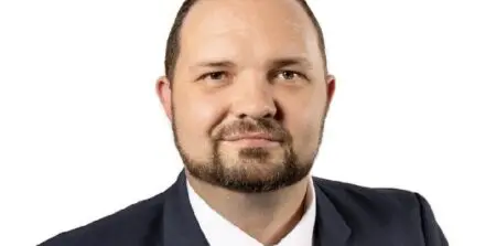 La découverte a été réalisée par la filiale ivoirienne d’Atlantic Lithium, Khaleesi Resources, sur deux permis obtenus en 2024. Selon les résultats d'échantillons de roche prélevés sur le terrain, certaines zones présentent des teneurs en lithium atteignant 1,25 %, un niveau significatif à ce stade d'exploration.