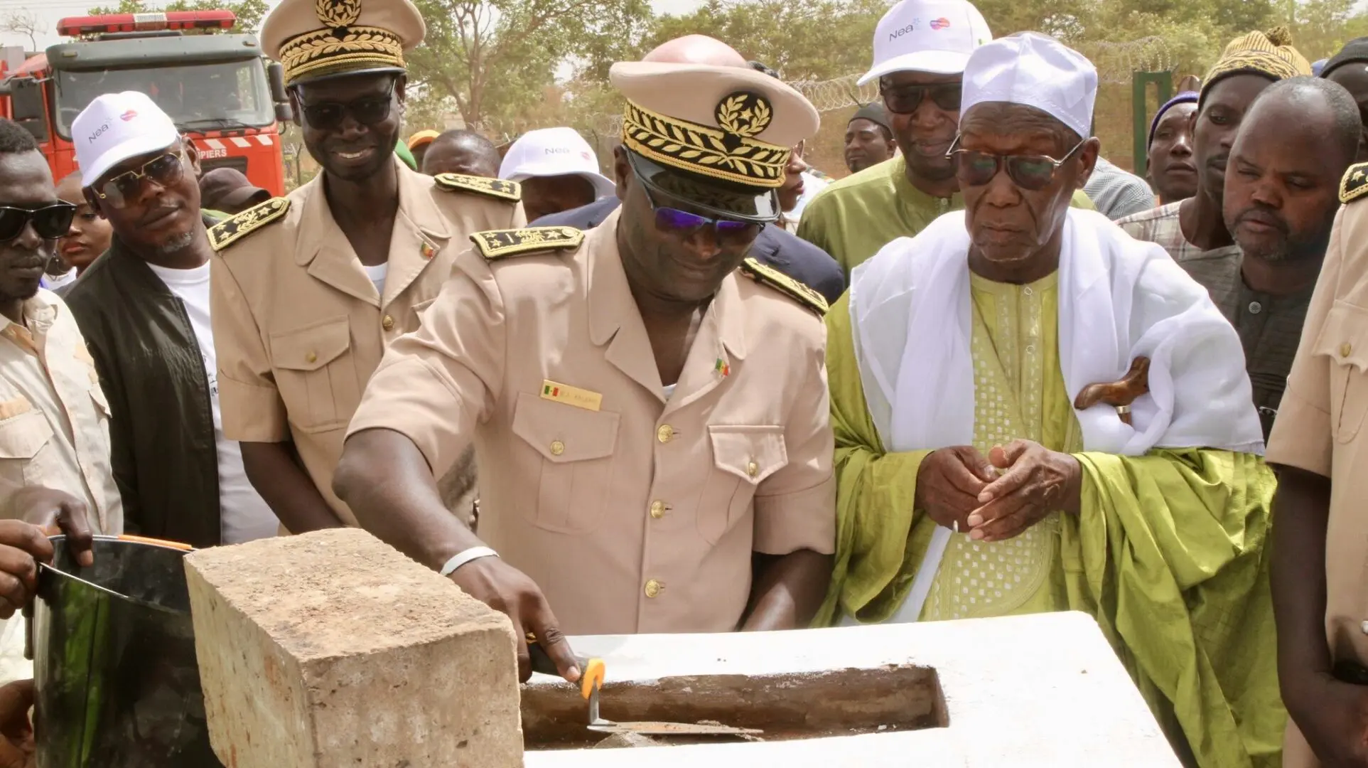 AXIAN Energy, branche énergétique du groupe Axian, dirigé par Hassanein Hiridjee, a oﬃciellement posé la première pierre de la centrale solaire NEA Kolda le 22 mai 2025. Situé à Tankanto Escale, à environ 700 km de Dakar, ce projet vise à contribuer à l’objectif national de porter à 40 % la part des énergies renouvelables dans le mix électrique d’ici 2030.