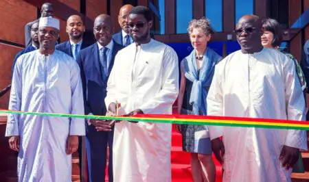 Dans son allocution, selon le quotidien gouvernemental, Le Soleil, le chef de l’Etat a salué la convergence entre la nouvelle dynamique impulsée par le Groupe de la Banque mondiale et la Vision Sénégal 2050, référentiel stratégique national visant à bâtir un Sénégal souverain, juste et prospère. «Ce bâtiment symbolise la volonté de mieux coordonner l’action sur le terrain, avec davantage d’impact au bénéfice direct des populations », commente le Président sénégalais.