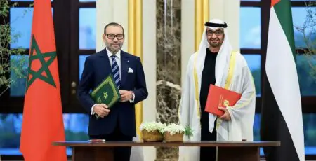 Le lundi 19 mai 2025, le Maroc a officialisé la signature de trois protocoles d’accord avec un consortium composé du Fonds Mohammed VI pour l’Investissement, de TAQA Morocco – filiale du groupe émirati TAQA – et de Nareva. Ces accords, également portés par l’Office national de l’électricité et de l’eau potable (ONEE), s’inscrivent dans le cadre de la déclaration conjointe du 4 décembre 2023 entre le roi Mohammed VI et le président des Émirats arabes unis, Mohamed bin Zayed Al Nahyan.