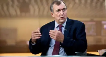 Sa requête déposée mercredi 28 mai auprès du Centre d’arbitrage de la Banque mondiale, intervient alors qu’un tribunal local devrait se prononcer lundi 2 juin sur la demande du gouvernement de placer la mine d'or du groupe canadien sous administration provisoire. Si le tribunal tranche en faveur des autorités maliennes, ce qui est plus que probable, une personne ou une autre entité sera alors désignée afin de relancer l’exploitation de cette mine d’or. La mine de Barrick au Mali est fermée depuis le début de l’année, après la saisie de trois tonnes d'or ordonnée par le gouvernement pour «arriérés d'impôts,» un redressement fiscal que conteste Barrick.