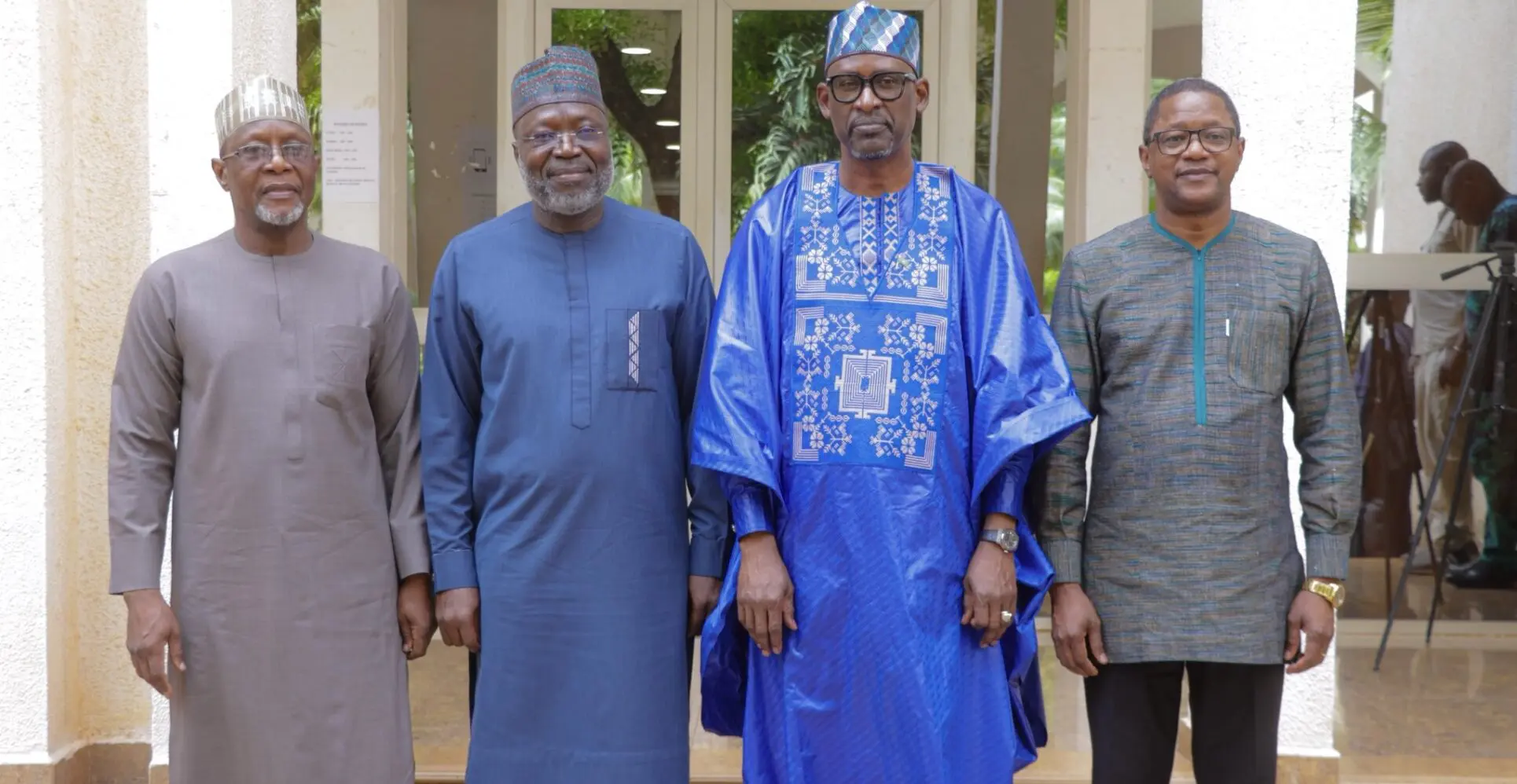 Cédéao-AES | Vers une coopération sécuritaire malgré la rupture C’est une rencontre inédite qui s’est tenue ce jeudi 22 mai 2025 dans la capitale malienne. Pour la première fois depuis leur annonce de retrait de la Communauté économique des États de l’Afrique de l’Ouest (Cédéao), les représentants du Burkina Faso, du Mali et du Niger — réunis au sein de l’Alliance des États du Sahel (AES) — ont échangé directement avec les dirigeants de l’organisation régionale. Le message qui en est ressorti est clair : malgré les dissensions politiques, la coopération face à la menace terroriste reste une priorité commune.