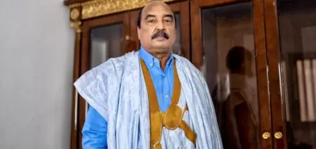 Mercredi 14 mai, un tribunal de Nouakchott a condamné à quinze ans de prison ferme l’ancien président mauritanien Mohamed Ould Abdel Aziz (2008-2019) pour avoir abusé de son pouvoir afin d’amasser une immense fortune. Condamné en première instance, en décembre 2023, à cinq ans de prison ferme, Mohamed Ould Abdel Aziz comparaissait en appel depuis le 13 novembre 2024 aux côtés d’une dizaine de hauts responsables et de proches, dont deux anciens premiers ministres, d’anciens ministres et des hommes d’affaires, pour «enrichissement illicite», «trafic d’influence» ou «blanchiment.» Lors de l’audience, qui s’est déroulée sous haute surveillance policière, la cour a également confirmé la confiscation des biens de M. Aziz et la déchéance de ses droits civiques.