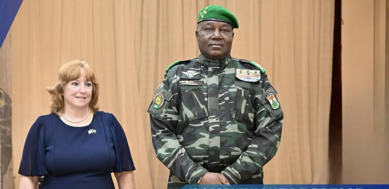 Accord de défense | Sahel : Washington réaffirme son partenariat sécuritaire avec le Niger malgré le retrait de ses troupes Lundi, l’ambassade des États-Unis à Niamey a annoncé la poursuite de la coopération bilatérale avec le Niger dans le domaine sécuritaire. Dans un communiqué officiel, la représentation diplomatique a souligné l’importance du partenariat entre les deux nations.