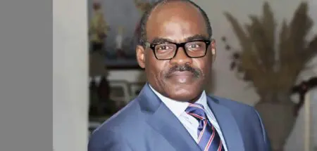 RDC | Dérives de la gouvernance : Nicolas Kazadi, ancien ministre des Finances affronte M. Alingete et l’IGF Dans une interview exclusive accordée à Paulette Kimuntu sur La Lionne TV Officiel, l’ancien ministre des Finances de la RDC, M. Nicolas Kazadi, a brisé le silence et livré une critique frontale du système qu’il a pourtant servi. L’émission, largement relayée sur les réseaux sociaux, a mis en lumière les failles, selon lui, d’un État en crise : Il y dénonce une «mafia gouvernementale» où les intérêts personnels l’emportent sur l’intérêt général. Il fustige la faillite des entreprises publiques et l’indiscipline budgétaire, évoquant une culture de prédation enracinée chez les mandataires publics.