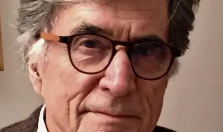 Grand Entretien | Pierre Jacquemot, ancien ambassadeur de France, expert à la Fondation Jean-Jaurès : Minerais stratégiques, l’est du Congo, champ de bataille d’une guerre mondialisée La grande majorité des minerais de l’est du pays sont évacués en contrebande vers l’Ouganda, le Rwanda et dans une moindre mesure le Burundi, par voie lacustre, par la terre ferme ou par avion. Le lac Kivu et ses petites îles ainsi que les zones montagneuses constituent un terrain propice à̀ la contrebande. On estime que 90 % de l’or artisanal sort en contrebande de la RD Congo Son exportation frauduleuse est relativement facile ; les négociants peuvent dissimuler le minerai et le transporter en secret. L’or est ensuite fondu et recyclé de nombreuses fois, ce qui rend difficile l’identification