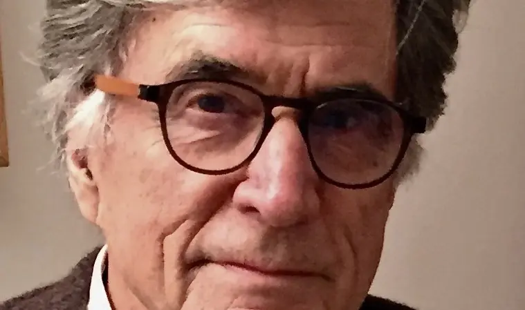 Grand Entretien | Pierre Jacquemot, ancien ambassadeur de France, expert à la Fondation Jean-Jaurès : Minerais stratégiques, l’est du Congo, champ de bataille d’une guerre mondialisée La grande majorité des minerais de l’est du pays sont évacués en contrebande vers l’Ouganda, le Rwanda et dans une moindre mesure le Burundi, par voie lacustre, par la terre ferme ou par avion. Le lac Kivu et ses petites îles ainsi que les zones montagneuses constituent un terrain propice à̀ la contrebande. On estime que 90 % de l’or artisanal sort en contrebande de la RD Congo Son exportation frauduleuse est relativement facile ; les négociants peuvent dissimuler le minerai et le transporter en secret. L’or est ensuite fondu et recyclé de nombreuses fois, ce qui rend difficile l’identification