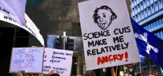 Emmanuel Macron dénonce un "diktat" de Donald Trump. Le président français a fustigé la façon dont son homologue américain s'en prend à la science, lors de l'événement "Choose Europe for science" organisé à Paris, lundi 5 mai. Depuis l'arrivée du milliardaire républicain à la Maison Blanche pour son second mandat, la recherche académique est régulièrement dans son collimateur.