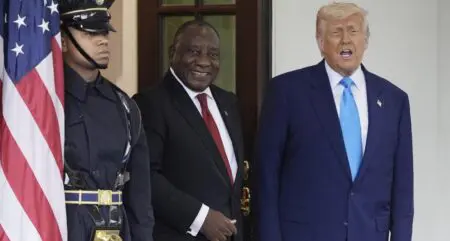 Etats-Unis| Le Bureau des embuscades : quand aller à la Maison Blanche devient un test de sang froid Le président sud-africain Cyril Ramaphosa est la dernière victime en date d'une série qui a commencé avec une réunion explosive entre Donald Trump et son homologue ukrainien Volodymyr Zelensky en février. Le président américain a transformé ce qui n'était sous son prédécesseur Joe Biden qu'une simple occasion de photos diplomatiques en difficile épreuve jouée en direct à la télévision.