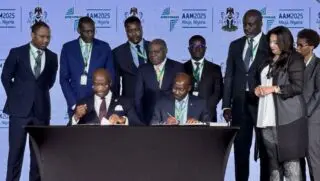 Gabon | Transition industrielle : Afreximbank met sur la table 1700 milliards de FCFA Le premier accord, d’un montant de 3 milliards de dollars US, servira à financer les infrastructures, notamment minière, énergétique et ferroviaire. Ce financement est appuyé par un fonds additionnel de 200 millions d’euros pour la construction de trois centrales électriques à Libreville, Port-Gentil et Lambaréné. L’objectif, via ce fonds de 200 millions d’euros, atteindre une augmentation de 300 mégawatts de capacité de production électrique pour stimuler le secteur industriel du pays. C’est également un moyen de positionner le Gabon comme un acteur industriel régional capable de transformer localement ses ressources. C’est un des engagements du Président de la République.