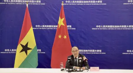 La valeur des échanges commerciaux entre la Chine et l’Afrique a atteint 134,16 milliards de dollars entre janvier et mai 2025, soit une progression de 12,4% par rapport à la même période l’an dernier. L’annonce a été faite par l’ambassadeur de Chine au Ghana, Tong Defa, lors d’un point de presse tenu le jeudi 19 juin à Accra. Ce chiffre marque un record historique pour une période de cinq mois, consolidant la place de Pékin en tant que premier partenaire commercial de l’Afrique pour la seizième année consécutive.