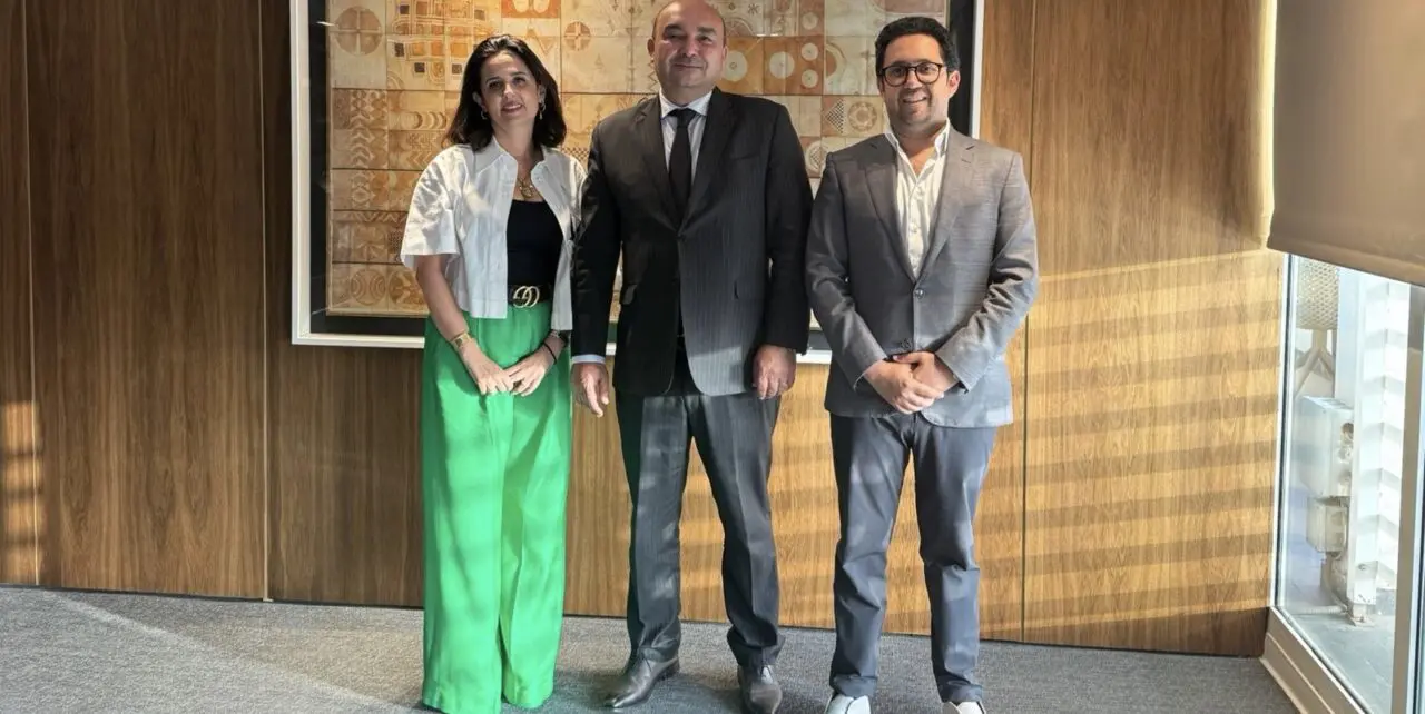 Maroc | La famille Tazi entre au capital de Dislog Group avec un investissement stratégique de 100 millions de dirham Le family office de la famille Tazi, connu notamment pour être l’actionnaire principal de Sothema, a officialisé une prise de participation minoritaire non contrôlante dans Dislog Group, pour un montant de 100 millions de dirhams, soit plus de 10 millions de dollars US.