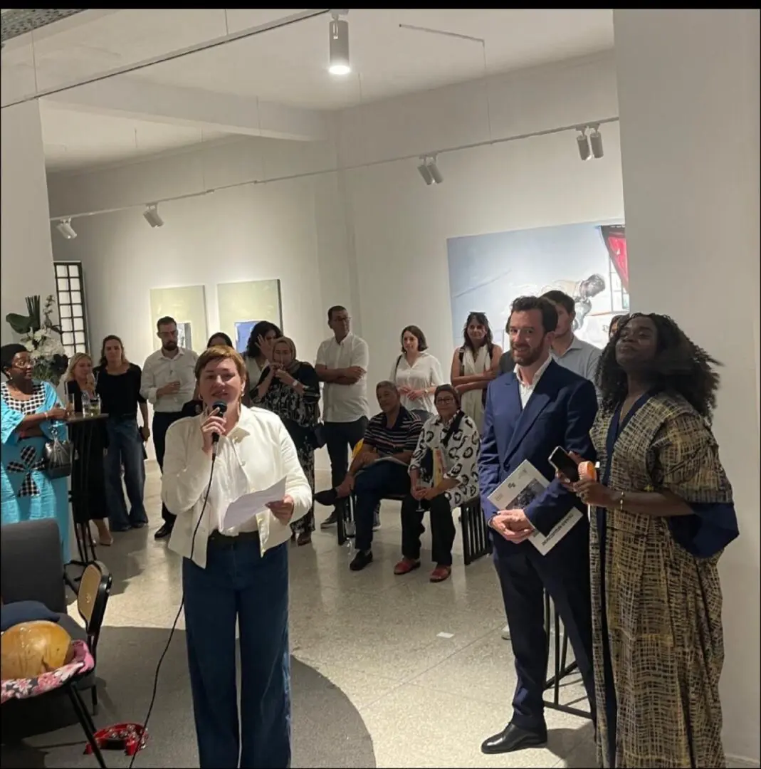 Organisée en partenariat avec les galeries Obafricart et African Arty, cette exposition est la première de l’artiste au Maroc. Elle fait suite à En Suspens, exposition présentée à Bruxelles en mai 2024, et s’inscrit dans une volonté partagée de faire rayonner les voix artistiques africaines contemporaines au-delà des frontières. À travers une œuvre profondément habitée par la mémoire, la matière et le chaos poétique du monde, Tahar Mguedmini explore l’imprévisibilité comme principe de création. Ses toiles monumentales traduisent une tension constante entre silence et mouvement, entre apparition et disparition, dans une écriture picturale libre et vibrante.