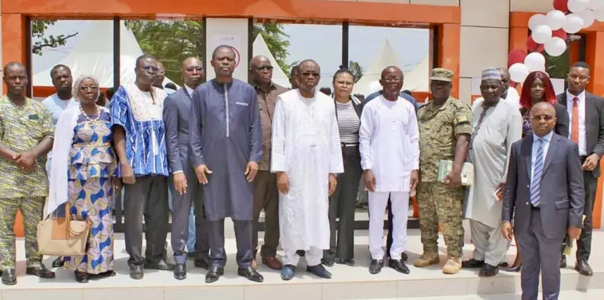 Togo | Banque Atlantique inaugure une agence modernisée à Dapaong pour renforcer sa proximité locale C’est au cœur du quartier Dapaong-Kpégui, sur l’ancienne route Allemande, que Banque Atlantique Togo a implanté sa nouvelle agence, dans un espace de 900 m² répondant aux standards internationaux de confort et de sécurité. Cette relocalisation stratégique vise à rapprocher davantage la banque des populations locales et à offrir des services bancaires de qualité dans un environnement moderne. La cérémonie d’inauguration s’est tenue en présence de M. Seigneur Latifou Kegbero, Secrétaire Général du Gouvernorat de la région des Savanes, représentant le Gouverneur, ainsi que de plusieurs autorités administratives. M. Abdoulatiphe Dermane, Directeur des Opérations, a représenté la direction générale de la banque à cet événement