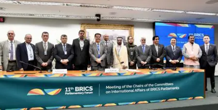 Ces représentants des commissions des affaires étrangères ont critiqué des décisions jugées contraires aux règles de l’Organisation mondiale du commerce et susceptibles d’accentuer les tensions sur les marchés mondiaux. La réunion s’est tenue dans un contexte d’élargissement du bloc, qui comprend désormais, aux côtés des membres fondateurs (Brésil, Russie, Inde, Chine, Afrique du Sud), des pays comme l’Indonésie, les Émirats arabes unis et l’Égypte.