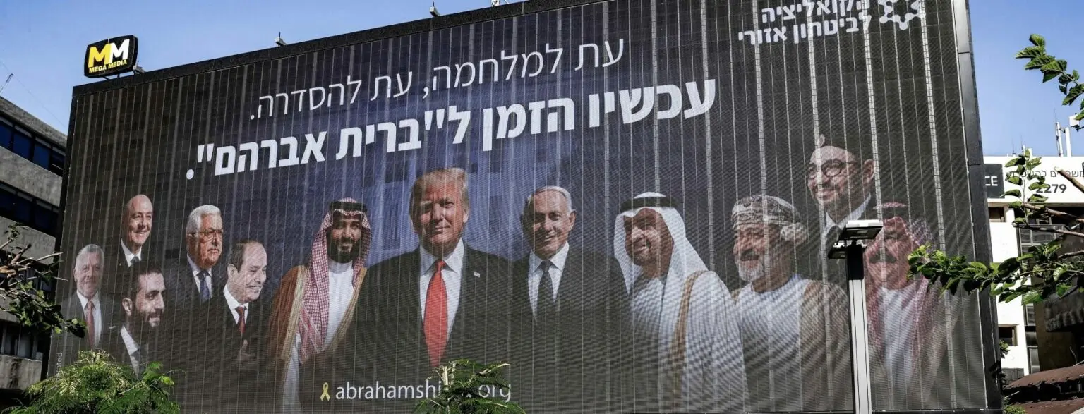 Quand les grandes puissances font la guerre par procuration Imaginons ce scénario géopolitique : Les États-Unis attaquent l’Iran, prétendant défendre Israël. La Chine critique Washington, mais n’intervient pas directement. La Russie promet un soutien à Téhéran, renforçant ainsi une alliance stratégique. L’Iran riposte, non contre Israël directement, mais en ciblant un allié américain comme le Qatar. Simultanément, la Russie intensifie la guerre en Ukraine, détournant l’attention mondiale. Ce scénario reflète la réalité d’un monde où les superpuissances évitent la confrontation directe, préférant manipuler les conflits via des acteurs secondaires. Les civils, eux, paient le prix fort.