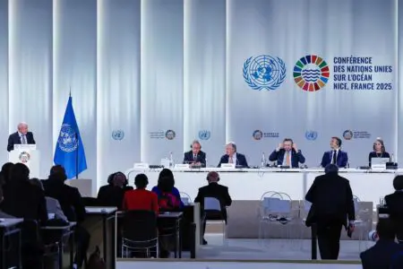 Premier à prendre la parole à la conférence de l'ONU coorganisée par la France, Emmanuel Macron a appelé à la "mobilisation" pour des "océans" en "ébullition." Plus de 60 dirigeants mondiaux sont venus sur la Côte d'Azur, dont beaucoup du Pacifique et d'Amérique latine.