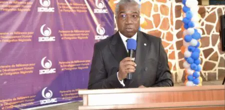 Après approbation des comptes de la BDEAC pour l’année 2024 par ses actionnaires, le 2 juin 2025 à Douala, il ressort que cette institution financière régionale de développement a réalisé un bénéfice net de 5,6 millions de dollars. En net recul de 13,1% en glissement annuel, l’exercice 2023 ayant généré environ 6,5 millions de dollars. Cette tendance baissière, qui s’observe depuis 2019, révèle que, depuis cette année où la BDEAC avait dégagé un résultat net de près de 26 millions de dollars, le bénéfice net de la Banque a chuté de 78,3%, correspondant à 20,4 millions de dollars.