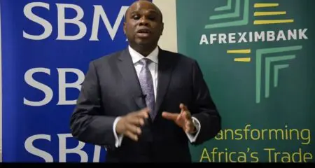 En fait, l’ajustement du rating d’Afreximbank à BBB-, est une révision des perspectives de la banque de financement du commerce extérieur de l’Union africaine auquel l’agence Fitch reproche sa politique de gestion des risques et de provisionnement de créances douteuses. Les perspectives négatives adossées à la note d’Afreximbank signifient que si d’ici un an, la situation de l’institution n’évolue pas, elle pourrait perdre son triple B (l’investment grade). Les analystes de Fitch ont estimé que le taux de créances douteuses d'Afreximbank dépassait le seuil de «risque élevé» de 6 % défini dans la grille d’évaluation de l'agence de notation. Pour se défendre, Afreximbank a indiqué que dans ses comptes du premier trimestre 2025, le taux de créances douteuses s'élevait à 2,44 %.