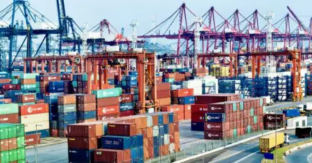 Très souvent, l’expéditeur transmet une procuration au "déclarant indépendant", qui à son tour la remet à la compagnie maritime pour qu’il effectue les formalités de pré-dédouanement pendant qu'au niveau de l'administration douanière, celui-ci va soustraiter l'agrément du commissionnaire agréé, c'est-à-dire "louer le cachet" moyennant un montant dérisoire et poser des actes au nom de ce dernier, très souvent, au mépris de la réglementation en vigueur.